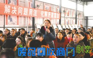 “彭某路过一小区楼下时，不慎被该楼顶的一块脱落的铁皮砸中致伤，彭某将该小区物业诉至县法院，要求赔偿损失，您认为物业应该担责吗？”