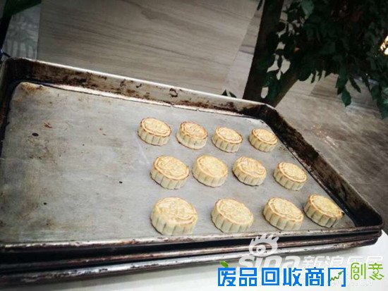 等待进烤炉的月饼