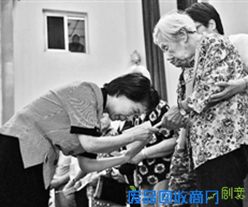 日本艺人手工制做栩栩如生传神动物戒指