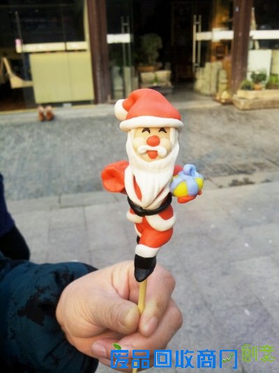 老街艺人给民俗工艺穿“洋装” 手工圣诞泥人很抢手