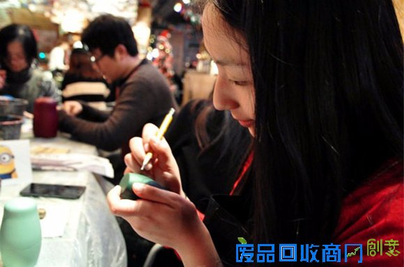 又到圣诞节，如果你厌倦了吃吃喝喝的圣诞“趴体”和熙熙攘攘的圣诞“市集”，其实有比吃火鸡喝小酒更有意义的事情哟。今年上海滩圣诞节DIY活动层出不穷，保证让你过一个与众不同的christmas。