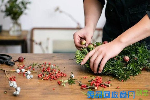 又到圣诞节,如果你厌倦了吃吃喝喝的圣诞“趴体”和熙熙攘攘的圣诞“市集”,其实有比吃火鸡喝小酒更有意义的事情哟。今年上海滩圣诞节DIY活动层出不穷,保证让你过一个与众不同的christmas。