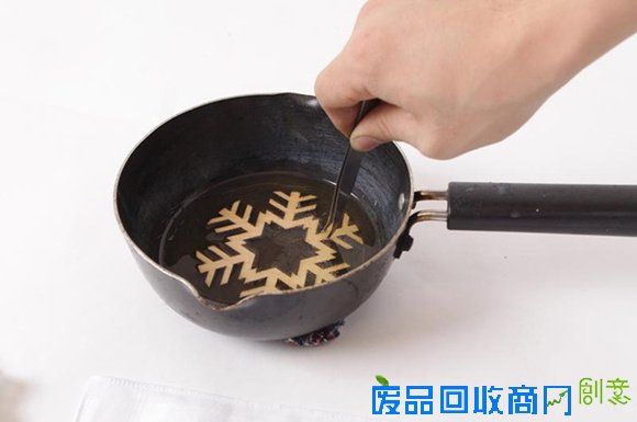 又到圣诞节,如果你厌倦了吃吃喝喝的圣诞“趴体”和熙熙攘攘的圣诞“市集”,其实有比吃火鸡喝小酒更有意义的事情哟。今年上海滩圣诞节DIY活动层出不穷,保证让你过一个与众不同的christmas。