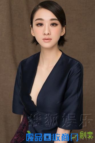 穆婷婷款总攻女王上线 短发干练身材有料