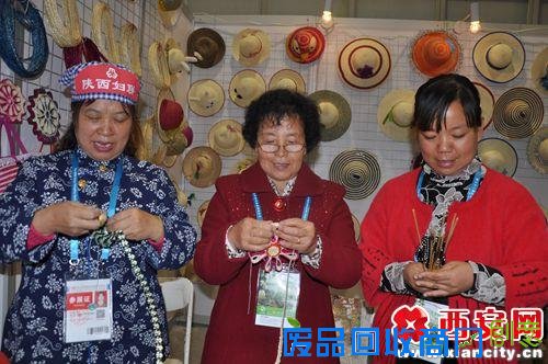 三秦女红亮相农高会 百万余件展品齐亮相(组图)