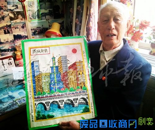 八旬翁热衷公益退休后绘500多幅宣传漫画