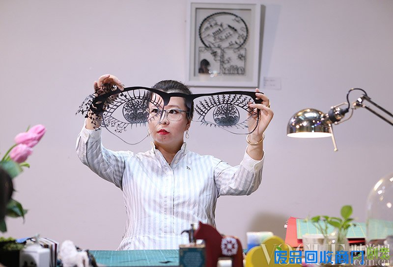 Luxottica携手中国剪纸艺术家邱珈推出时尚艺术数字项目