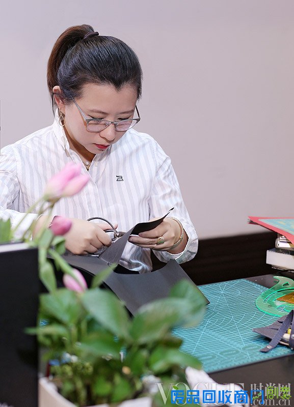 Luxottica携手中国剪纸艺术家邱珈推出时尚艺术数字项目