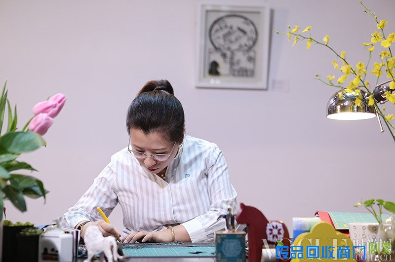 Luxottica携手中国剪纸艺术家邱珈推出时尚艺术数字项目