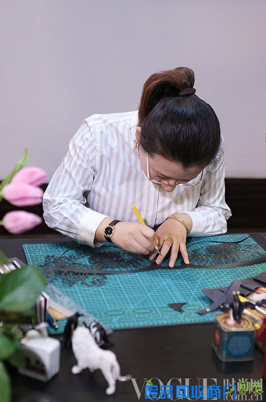 Luxottica携手中国剪纸艺术家邱珈推出时尚艺术数字项目