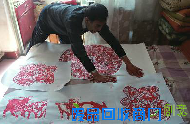 6旬老两口一张纸上剪出32只羊 祝大家新春快乐