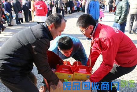 (图：一位市民品尝后一次性购买了8份恒顺醋饮新春礼盒)