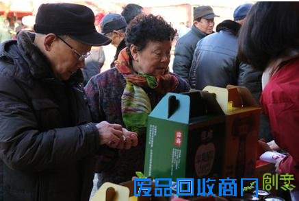 (图：老俩口最爱恒顺6不添加系列醋饮料，品尝后立马买了一箱苹果醋)