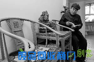 陈宝柱和他手工制作的圈椅。