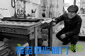 古董架、书桌都是出自陈宝柱之手,就连古董架上的小古董架,也是其亲手制作。