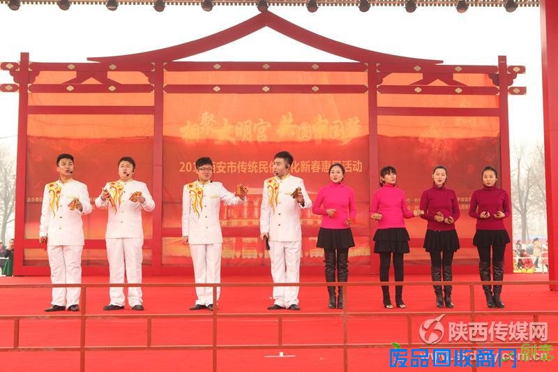 御道广场上的百艺演出吸引大量观众驻足观看。