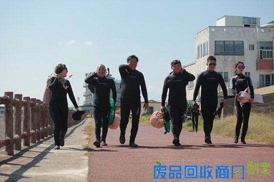 杨志刚《带着爸妈》全家赶猪 潜水下海共享大餐