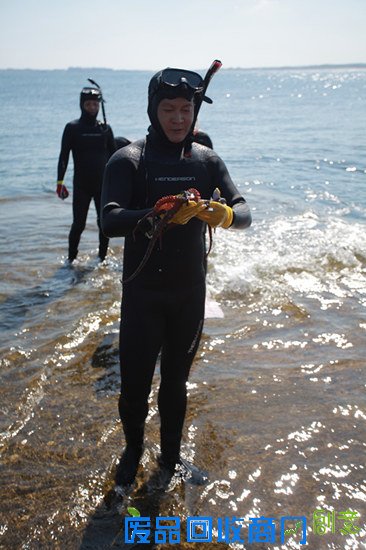 杨志刚《带着爸妈》全家赶猪 潜水下海共享大餐