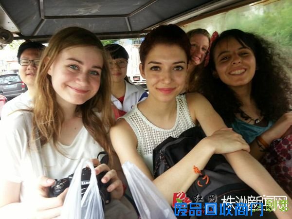 中法学生超市买菜归来