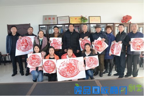剪纸艺术家创作的剪纸作品赠送给胜利村的身边好人