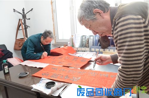 老书法家现场书写以社会主义核心价值为主要内容的春联赠送给农民朋友