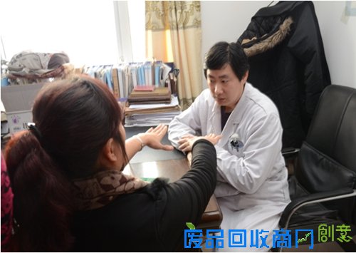 道外区太平人民医院内科医生为村民检查身体