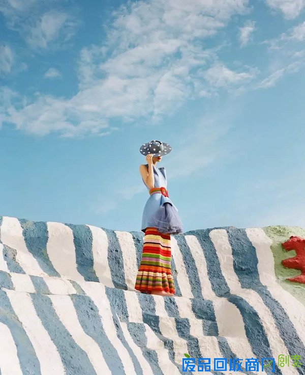 “救赎山”上的时尚大片