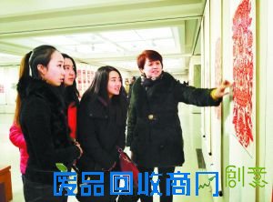 市民观展。本报首席记者