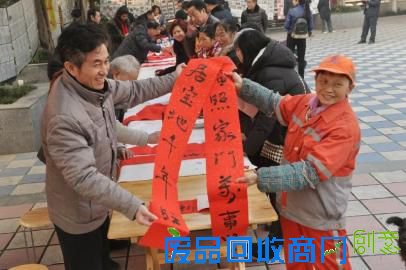 “马上就要过新年了,正巧今天区文联送文化来到社区,我希望能够获取一副新年对联。”临近元旦节,沙河源街道政通路社区文化活动广场上,金牛区文联组织摄影、书法、剪纸等艺术工作者为免费拍全家福、写春联和剪纸等。