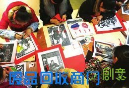 12月15日，居民们正围坐在一起制作新年剪纸贺卡。当日，太原市迎泽区南内环一社区组织党员和志愿者，创作和剪制以中国梦、廉政和新春祝福为主题的新年贺卡，准备在新年到来之际，用这些既环保，更具有深厚意义的贺卡，向社区的老人们送上真诚的新年祝福。