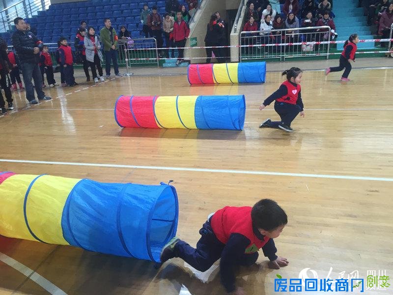 孩子们在亲子运动会中