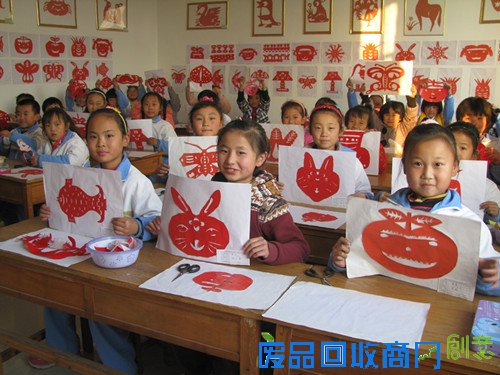 山东泰安：民间文化进校园 学校开设泥塑班剪纸班