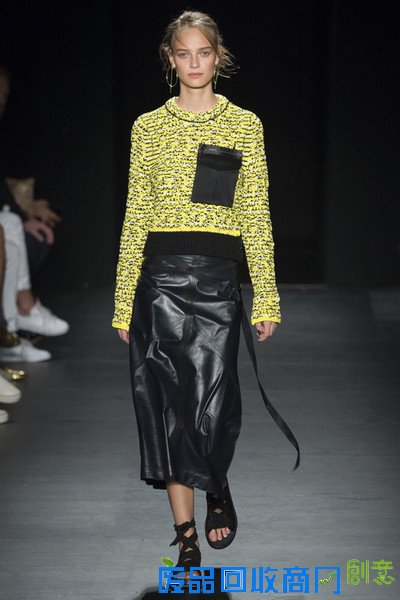 戴一对环形耳环让“旧”首饰成新时髦