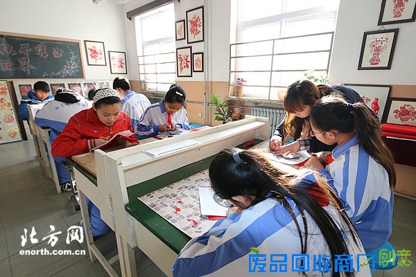 精武镇传承中国传统文化 民间艺术剪纸进校园