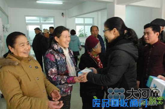 组织者为获奖居民发奖