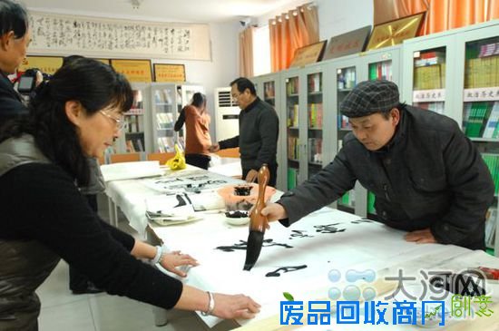 书法家们现场为大家挥毫泼墨