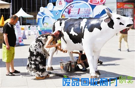 端午假期，“牛来啦”趣味主题雕塑展在河东万达广场引起不少市民的兴趣，家长不仅可以与孩子进行亲子互动，还可以与趣味雕塑作品进行亲密接触。左