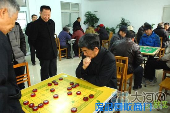 老人们在聚精会神的下象棋
