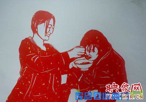 商丘大二女生背母上学 剪纸达人受感动创作《孝子图》