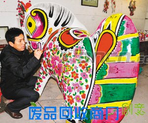 　　胡新民制作的1米多高泥塑马