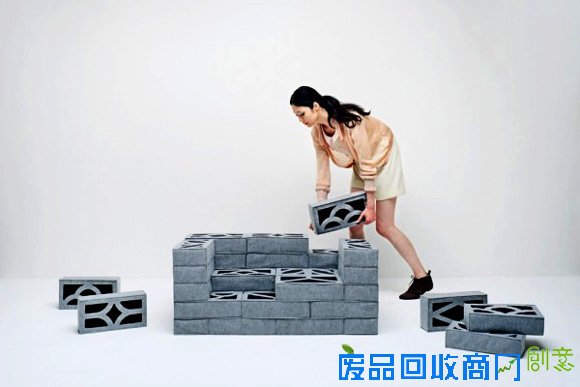  软砖块组成的沙发