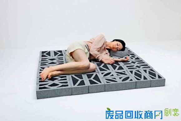  软砖块组成的沙发