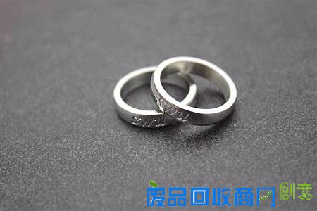 大学生打造校戒 10天卖了上千枚