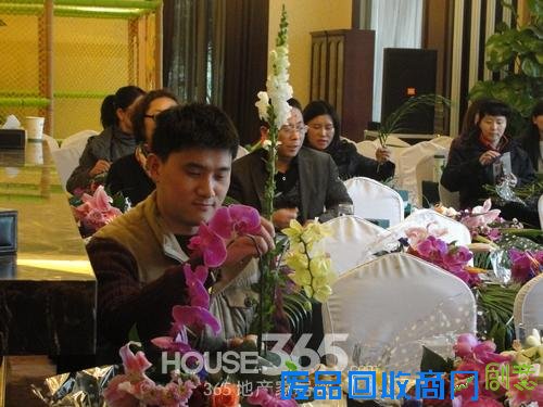 男同袍们也跃跃欲试 365地产家居网黄蓉/摄