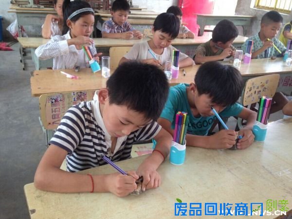 孩子们认真地制作彩色石头