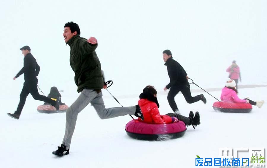 新疆伊犁上演“雪上狂欢节” 冰雪运动搅热“塞外江南”