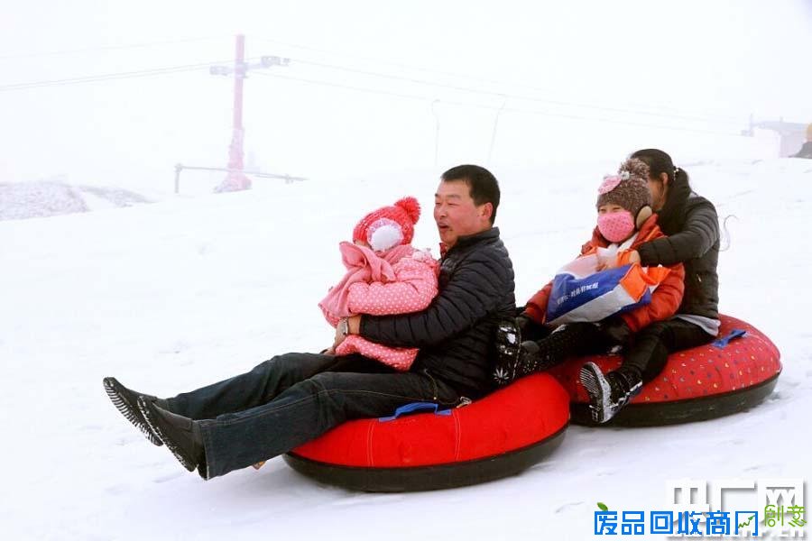 新疆伊犁上演“雪上狂欢节” 冰雪运动搅热“塞外江南”