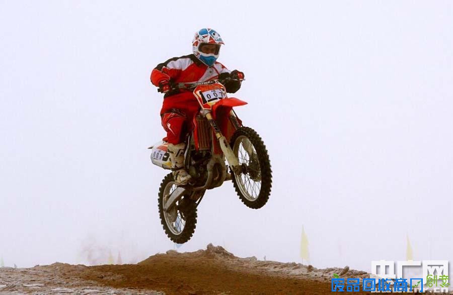 新疆伊犁上演“雪上狂欢节” 冰雪运动搅热“塞外江南”