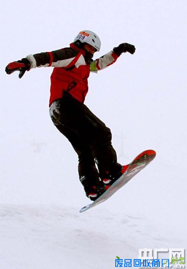 新疆伊犁上演“雪上狂欢节” 冰雪运动搅热“塞外江南”