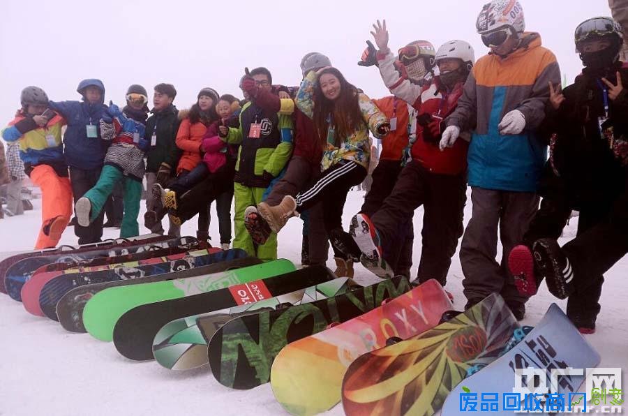 新疆伊犁上演“雪上狂欢节” 冰雪运动搅热“塞外江南”
